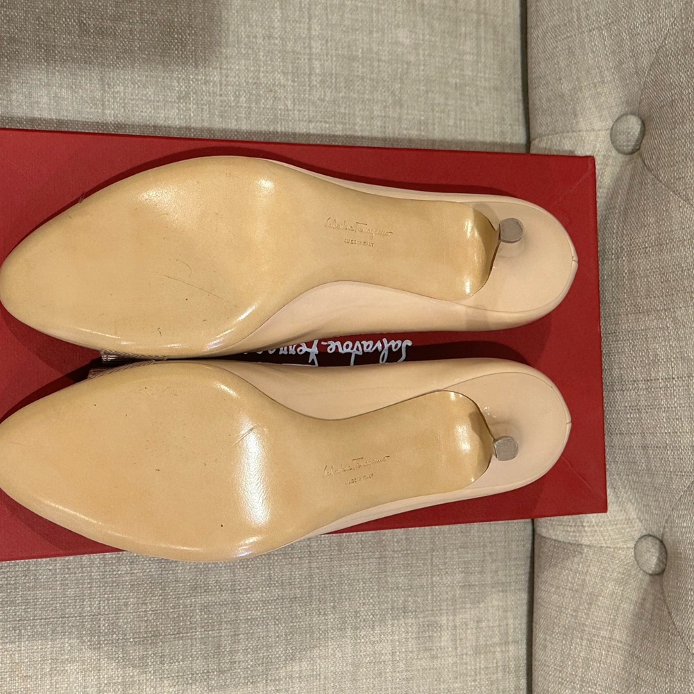 Salvatore Ferragamo Carla 70 7cm New Bisque Patent Calf - Picture 5 of 6